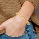 14k 4/16 Polished Textured 6.00mm Hinged Oval Bangle Bracelet - Image 4