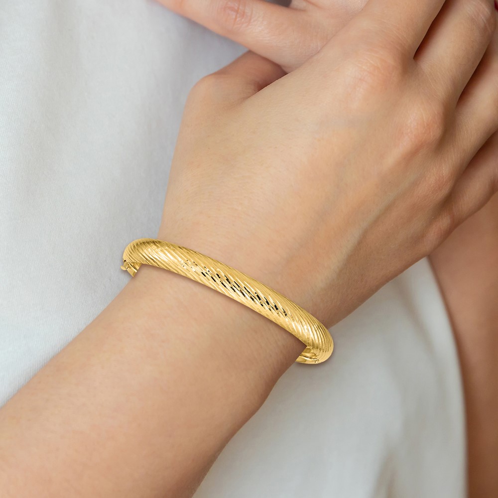 14k 5/16 Polished Textured 8.00mm Hinged Oval Bangle Bracelet - Image 4